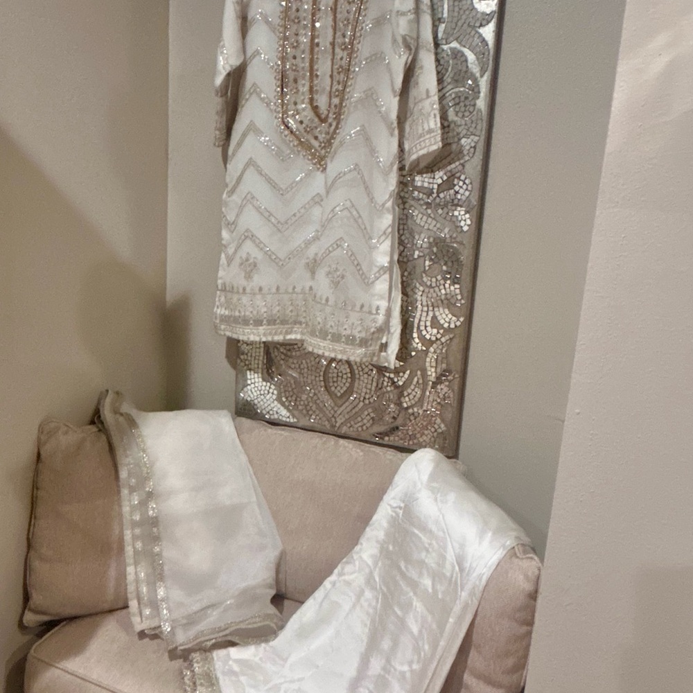 Pakistani designer outfit
Medium
Chest 20/21
Length shirt 37
Dhaka pajama 43